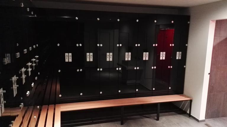 szafy-ze szklanymi drzwiami